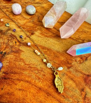 Někdy mi přijde, že když tvořím, tak se mi všechno kolem na chvíli zastaví. Jen já, kamínky, světlo, vůně dřeva… a ten...